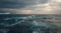 Dramatisk Nordatlantisk havsvy med synliga strömmar och vågor under molnig himmel